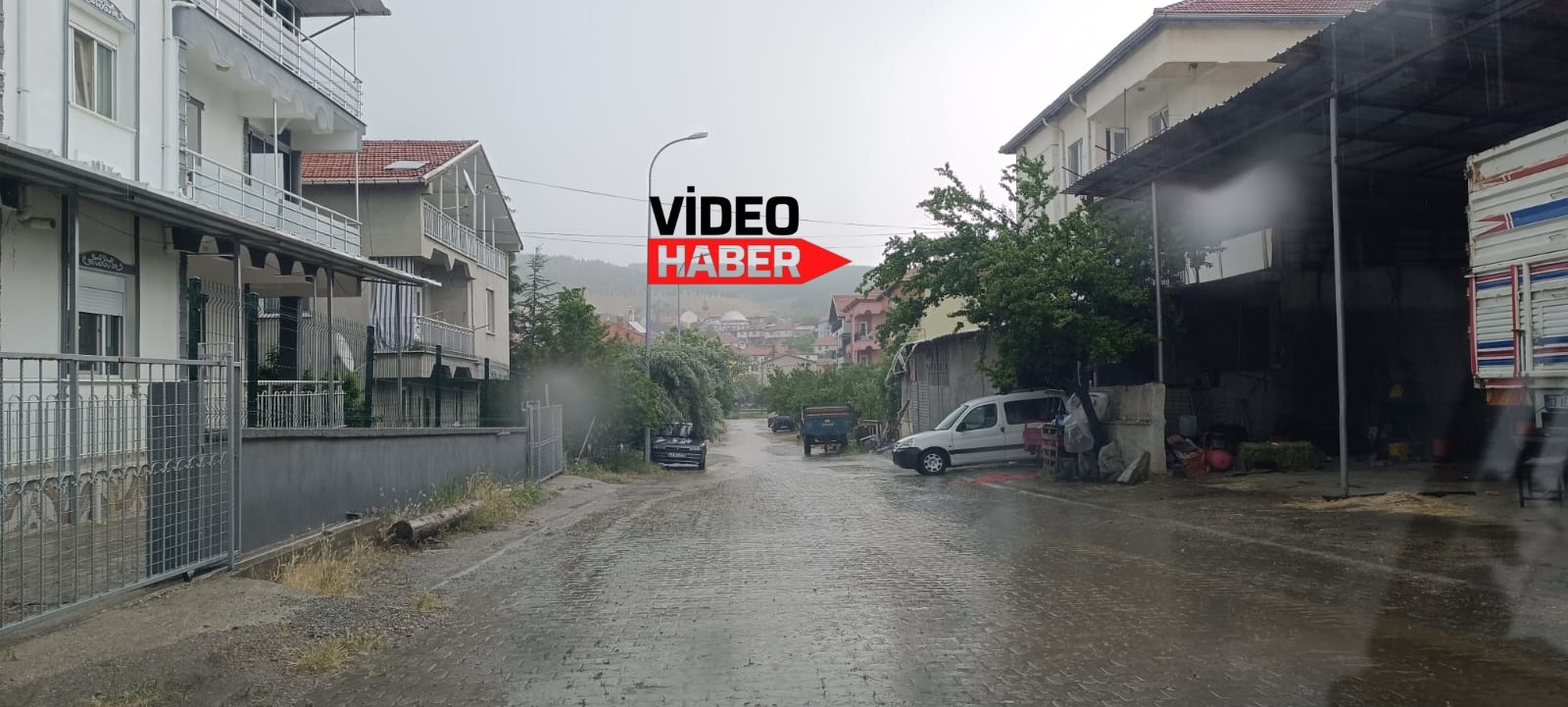 YAGMURDUASINDAN SONRA ÇİFTCİNİN YUZU GÜLDÜ